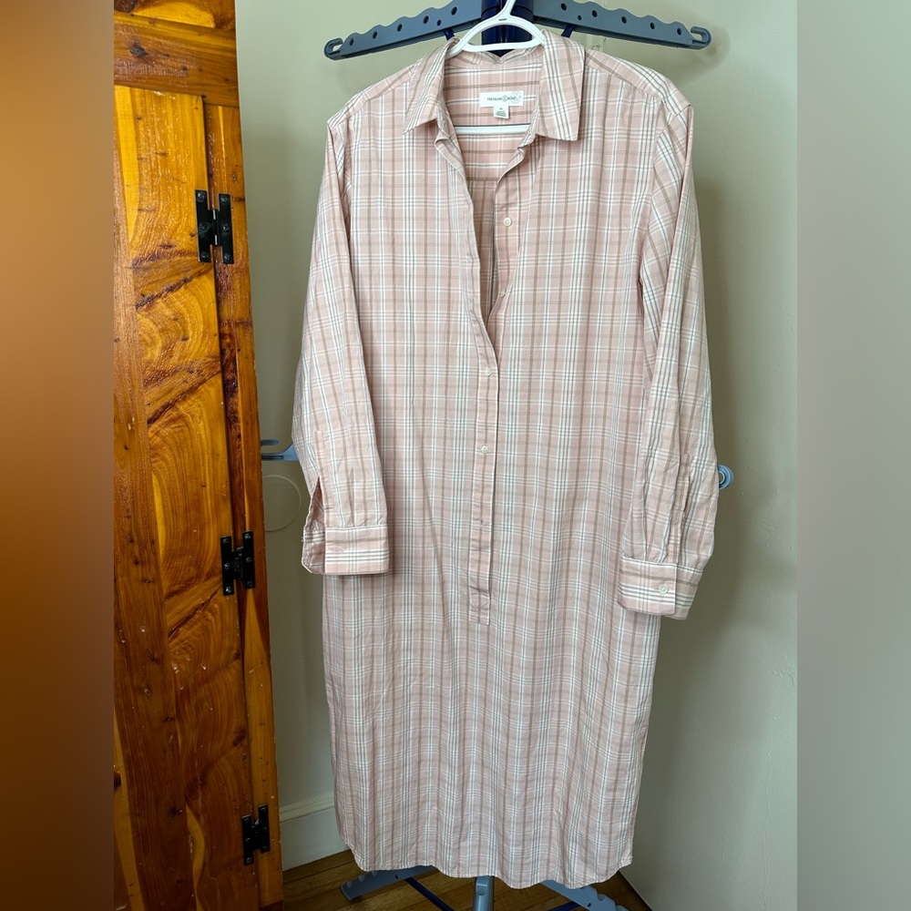 NWOT TREASURE & BOND LONG DRESS SHIRT. HALF BUTTON CLOSURE AND IT HAS POCKET